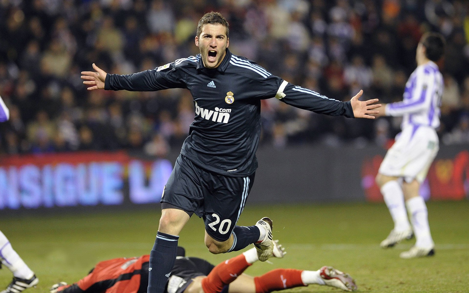 马刺掀翻篮网，约基奇成为关键先生